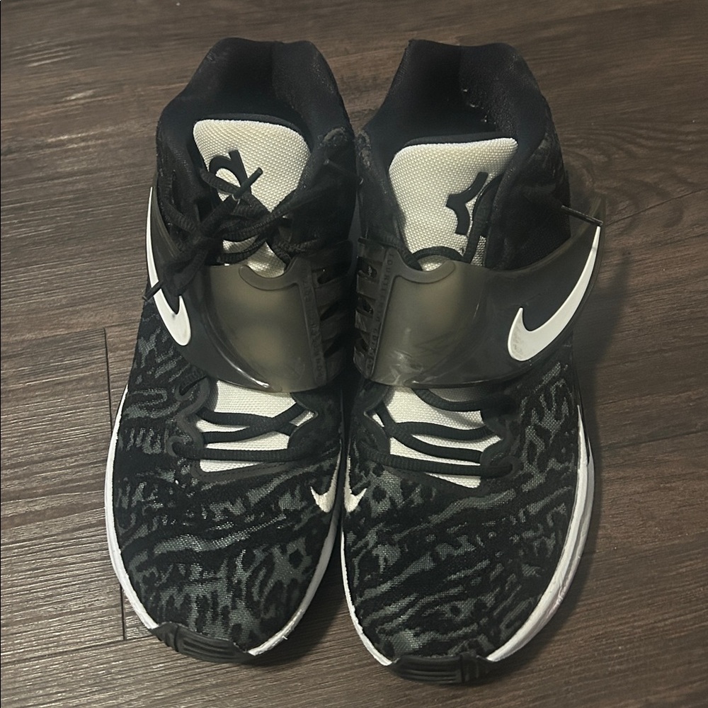 Nike Men Black and White Patterned Sneakers